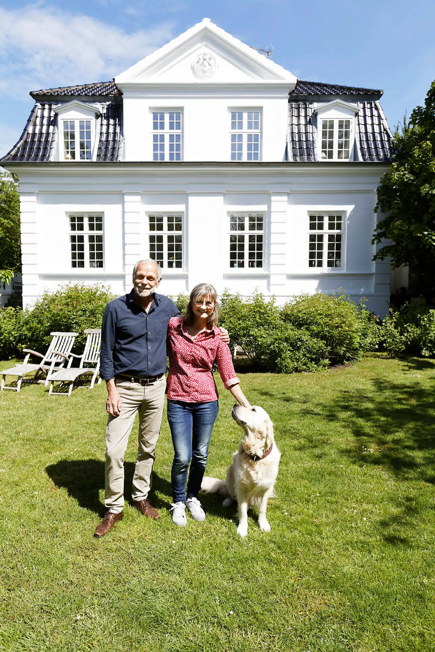 Lone Kofoed Tingsgaard og Mogens Lønborg foran palævillaen.