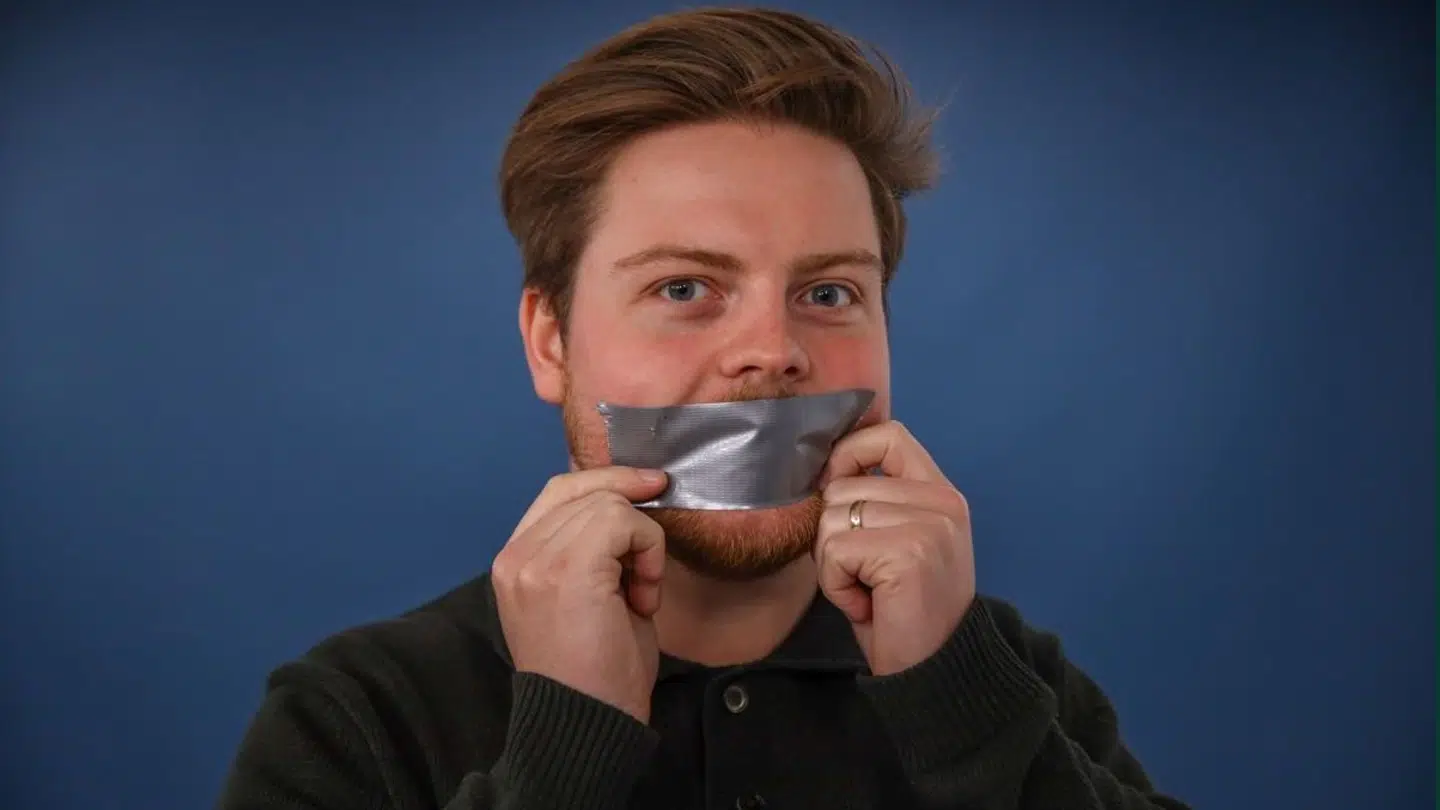 Søvnforsker bekræfter at tape på munden kan føre til en bedre søvn.