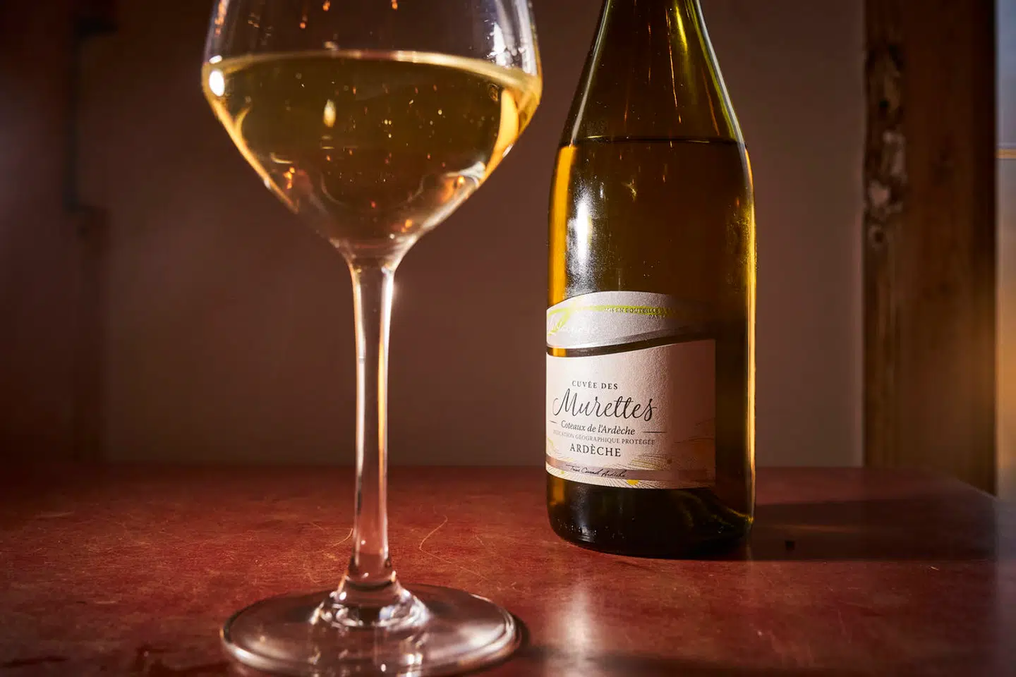 Vinpriserne har fået et nøk opad på restauranterne de seneste år. Ekspert forklarer her hvorfor.