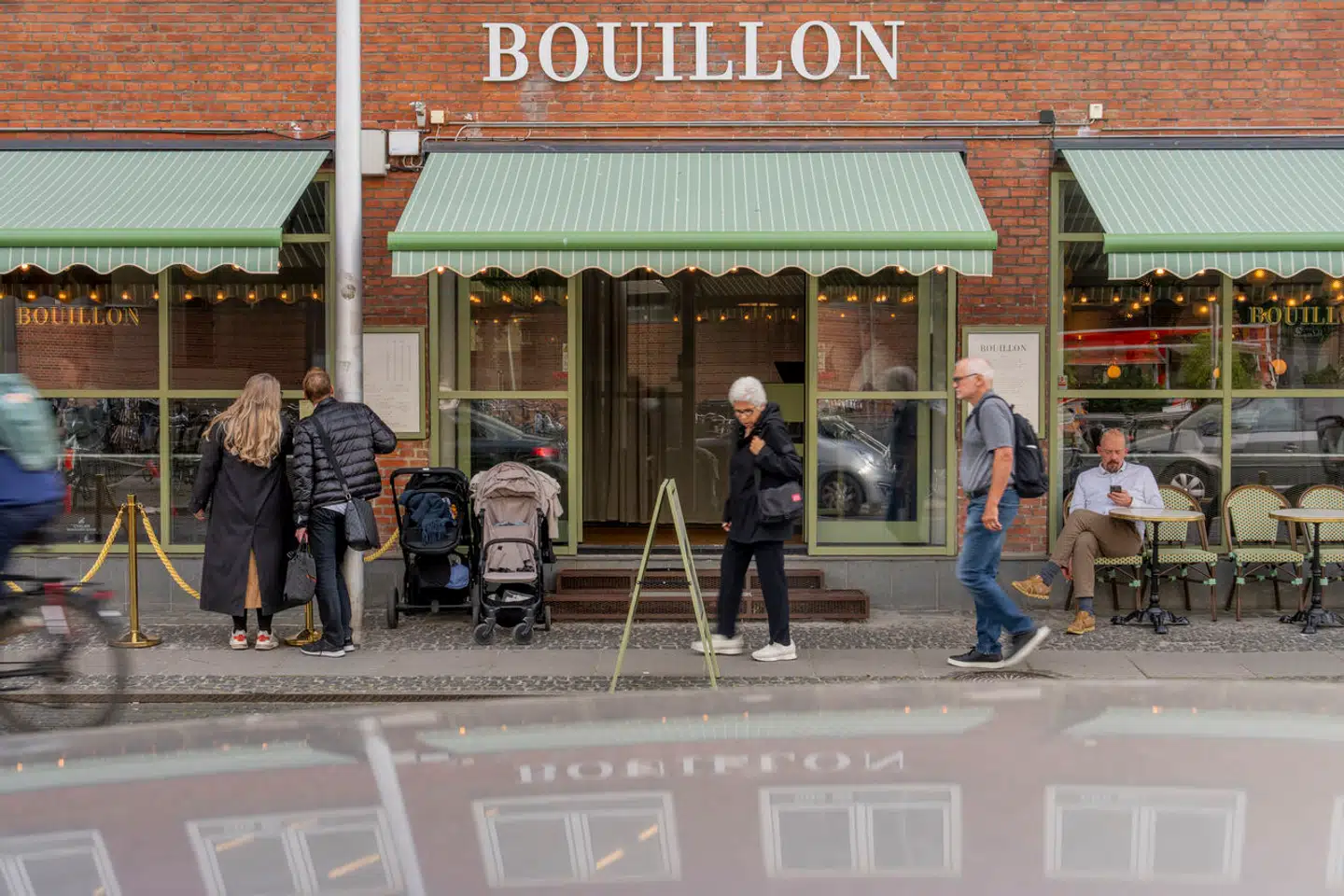 Torben Klitbo var efter en familietur i Paris ikke i tvivl om, at han skulle åbne sådan en type restaurant i København. Han vil endnu en gang gerne gøre noget ved det høje prisniveau i København, har han tidligere fortalt til Berlingske. Resultatet blev Bouillon.