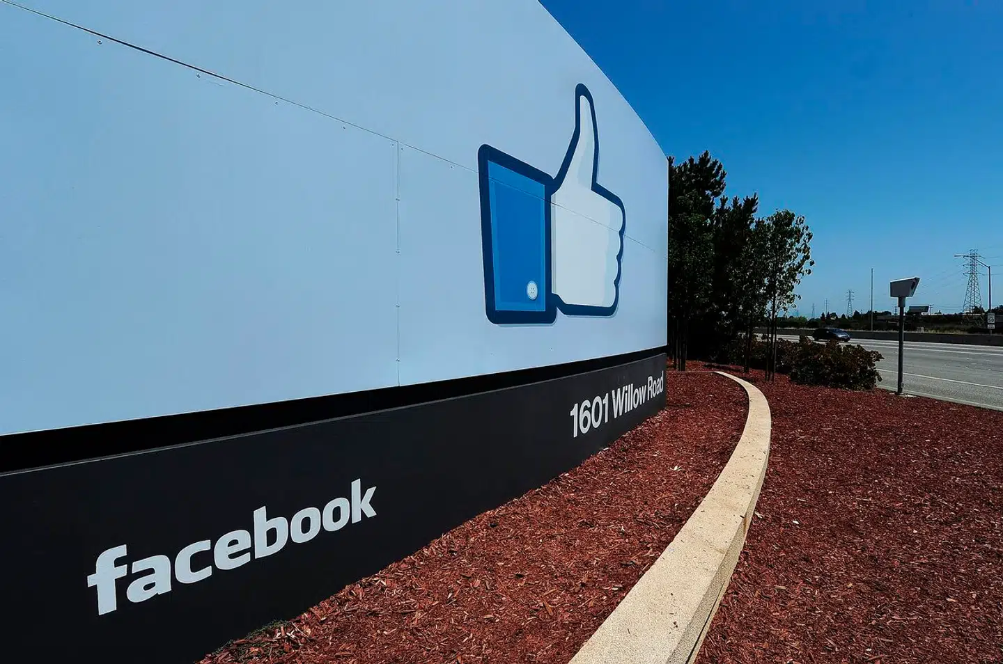 Meta, der ejer Facebook og Instagram, har siden 2016 brugt masser af kræfter på at fjerne voldelige videoer og andet skadeligt indhold fra de sociale medier. Men mange af de ofte helt unge og utrænede ansatte bryder sammen, når de dag efter dag ser mennesker gøre de forfærdeligste ting ved sig selv og hinanden.