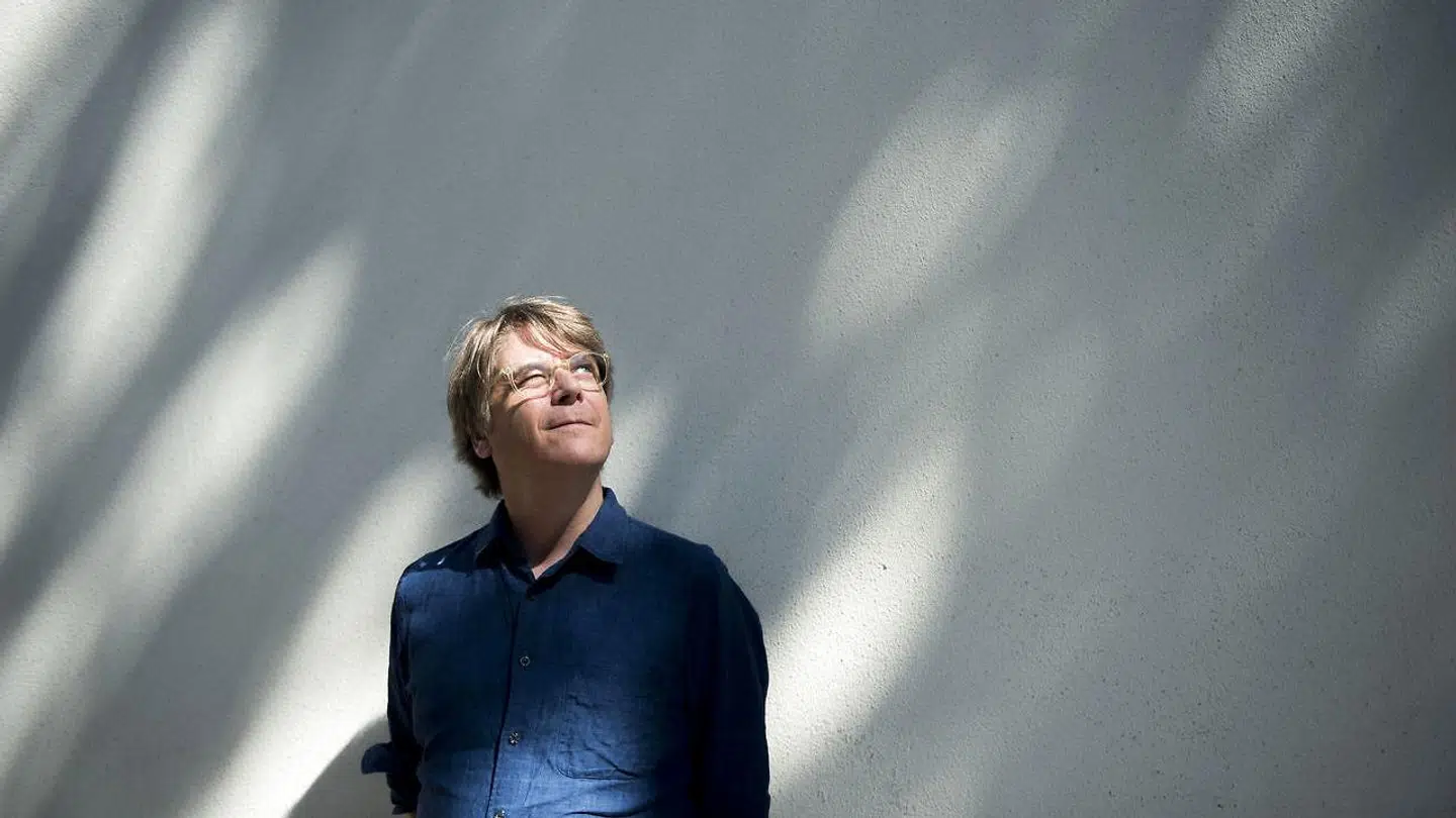 Peter Lund Madsen er dr.med. og speciallæge i psykiatri. Men nok mere kendt for sine shows på Bellevue sammen med broderen, Anders Lund Madsen, bl.a. »Mr. Nice Guy« og »Enden er nær«, og som vært på radioprogrammet Hjernekassen på P1.