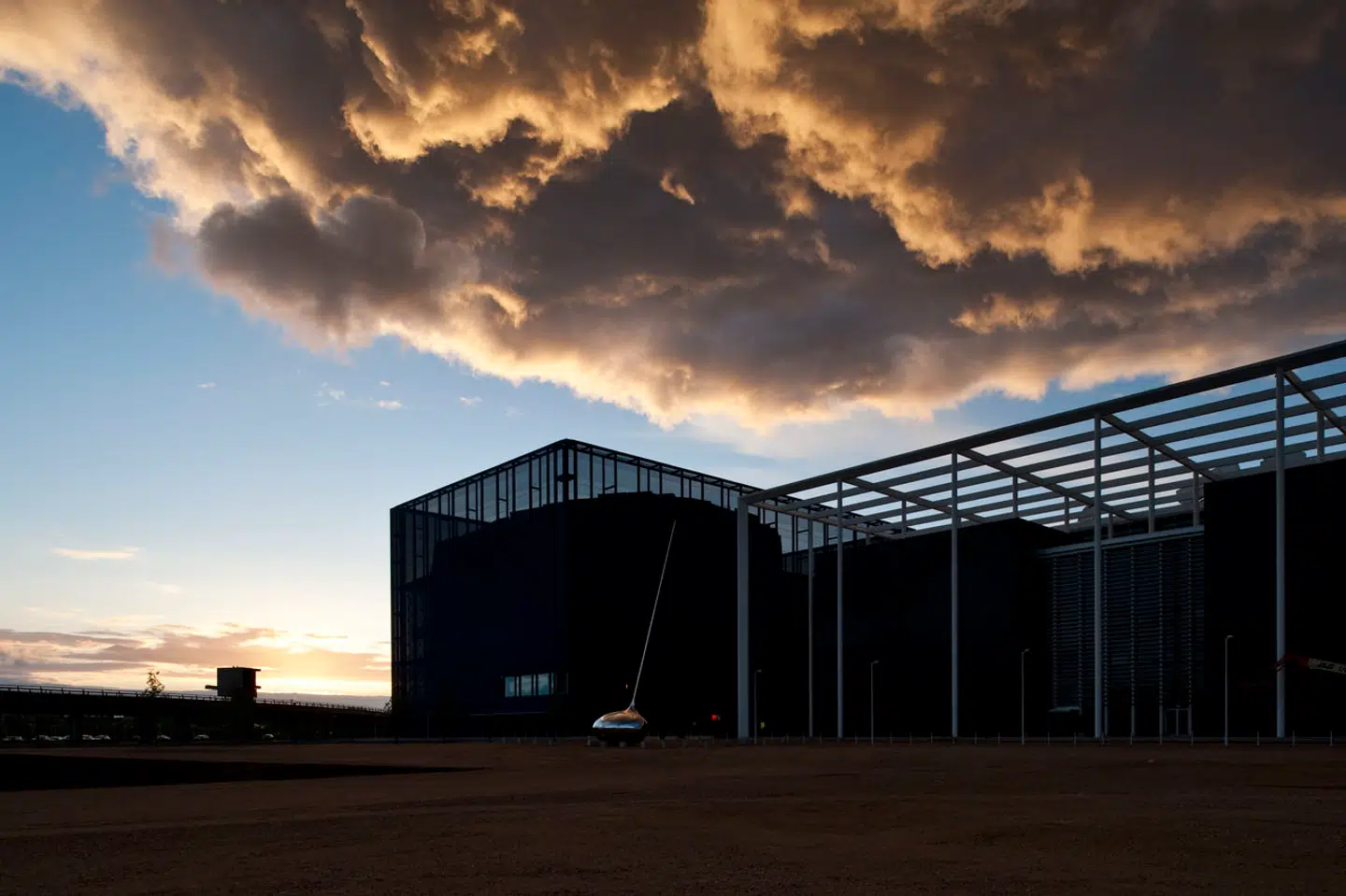 DR Byen i Ørestaden danner på ny rammen om en skandalesag. Københavns Kommune har således stævnet DR i en sag, der potentielt vil kunne ruinere DR. DR-ledelsen erkender, at en aftale fra 2003 aldrig skulle have været indgået.
