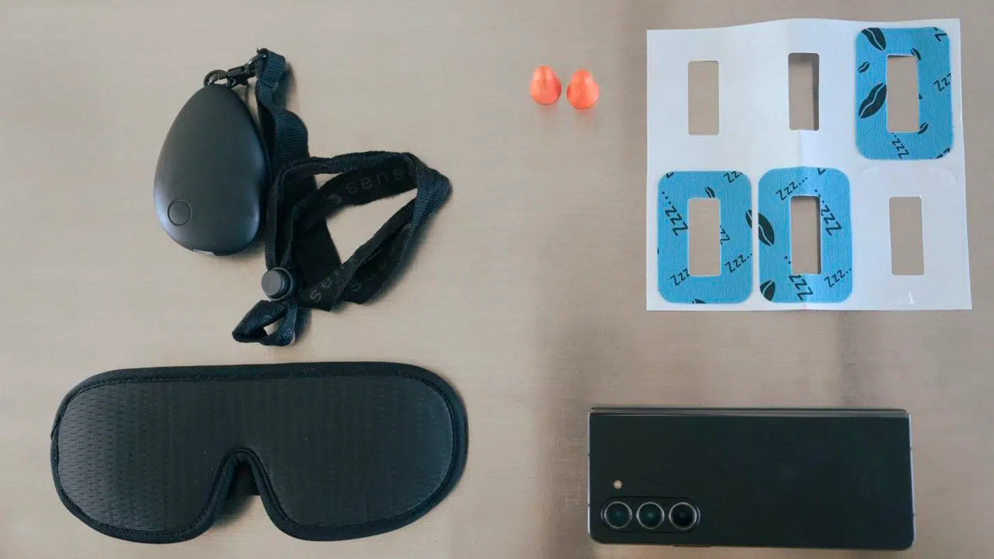 Mundtape, ørepropper og natbriller er nogle af de remedier, Emil Thorup har brugt for at optimere sin søvn.