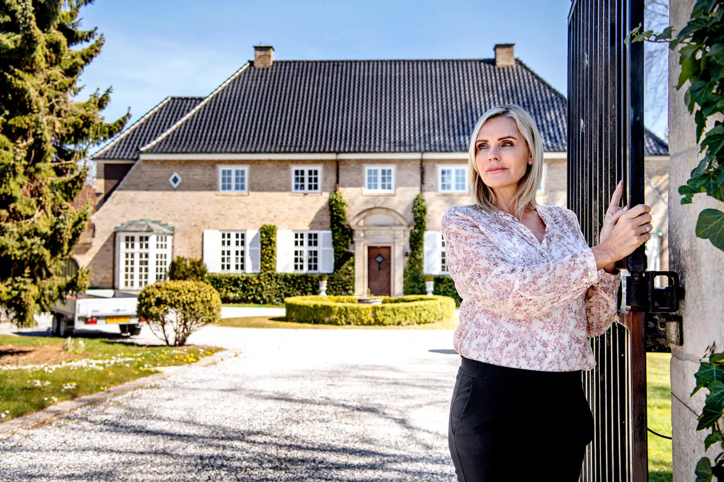 Janni Ree bor stadig sammen med Karsten i hans store strandvejspalæ Vedbæklund i Vedbæk. Men de har fundet en lejlighed i Hellerup, de skal rykke videre til.