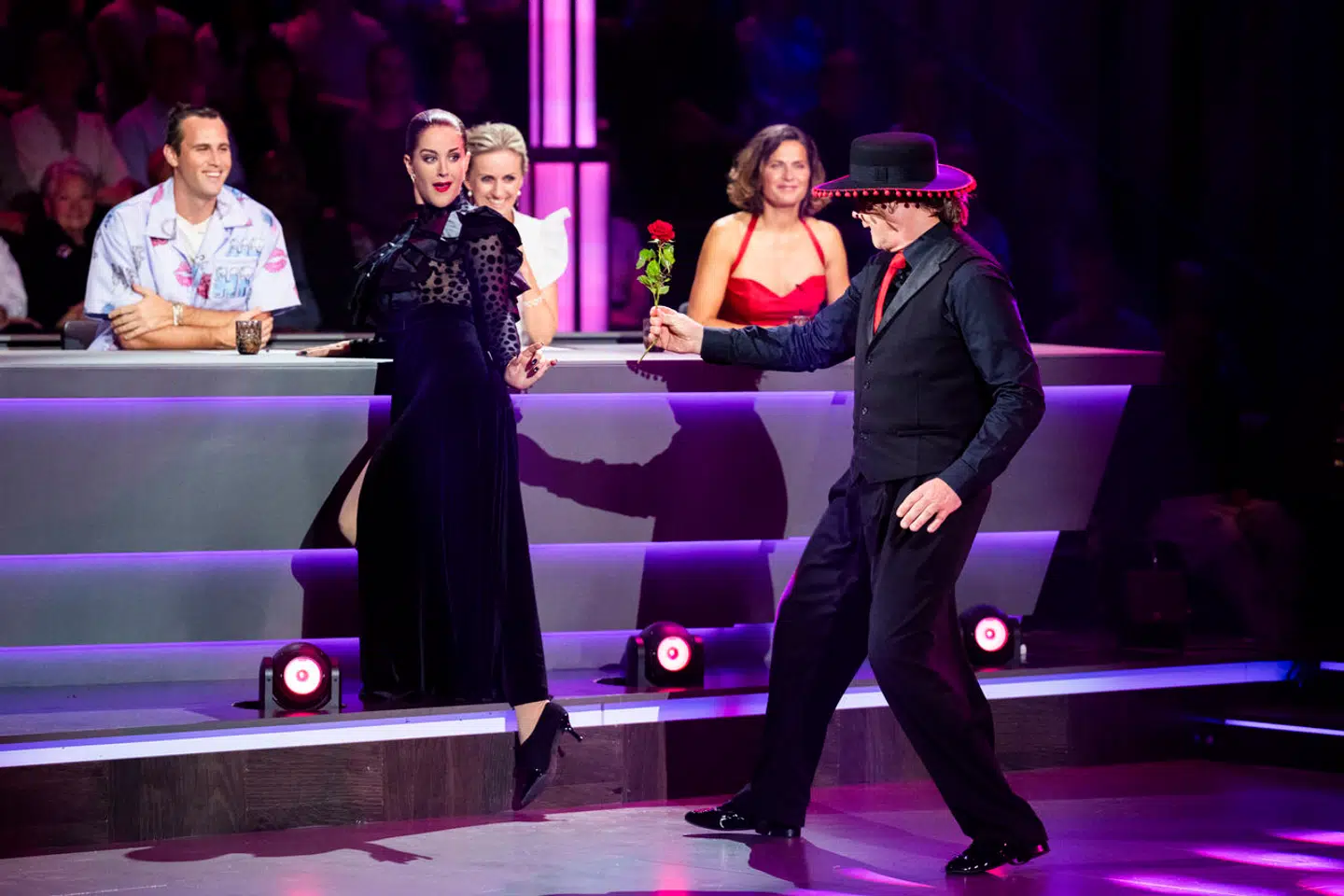 Komiker Andreas Bo Pedersen og danser Camilla Dalsgaard dansede hele to gange deres tango til Evitas 'On This Night of a Thousand Stars' til fredagens 'Vild med dans'.