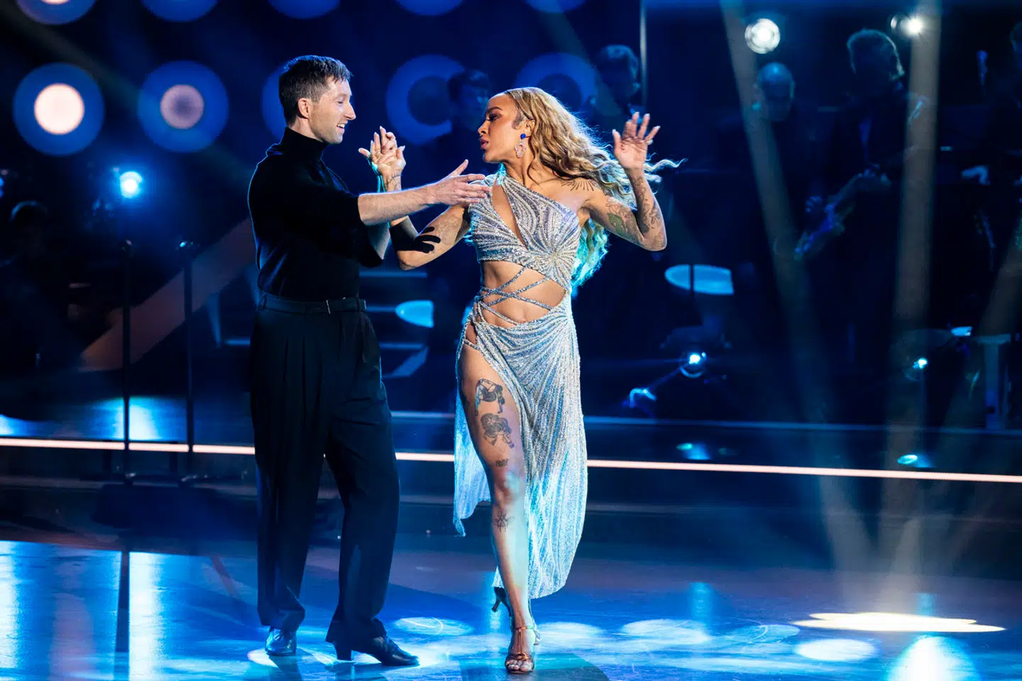 Musiker Barbara Moleko og danser Damian Czarnecki dansede i fredagens 'Vild med dans' hele to gange deres rumba til Burhan Gs 'Kalder mig hjem'.