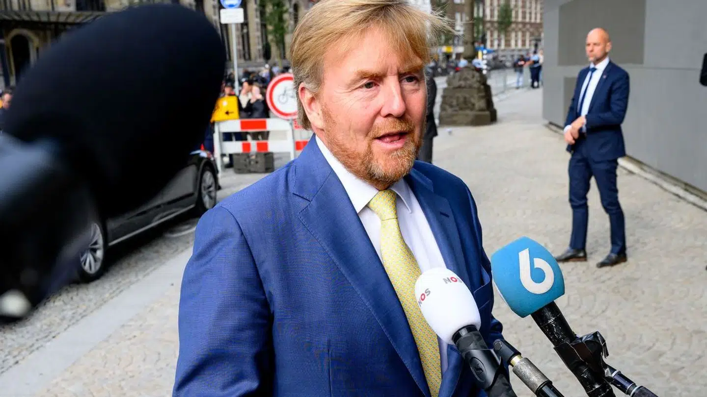 Den nuværende hollandske kong Willem-Alexander taler med pressen efter afsløringerne omkring hans bedstefar.