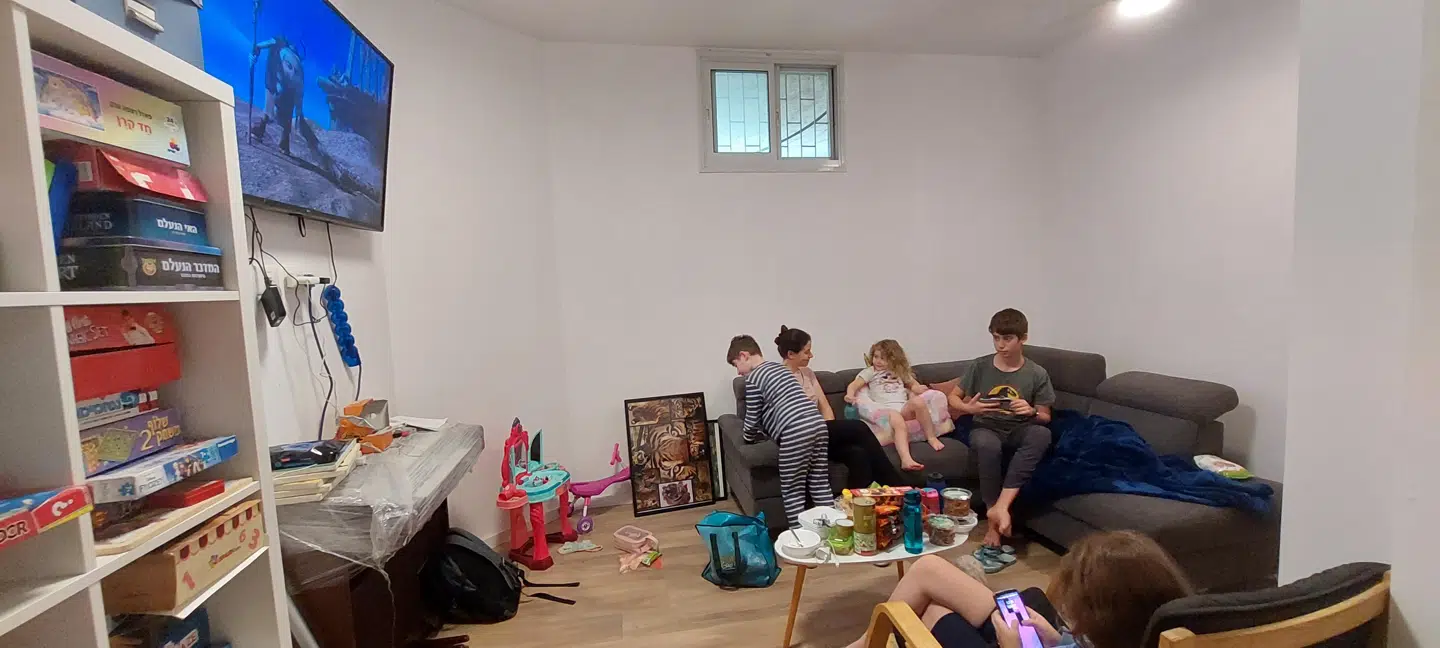 Familien har fjernsyn, spil og masser af mad i beskyttelsesrummet. Så selv hvis de skal være i rummet i længere tid, skal de nok klare sig, fortæller Ronnie Hartvig.