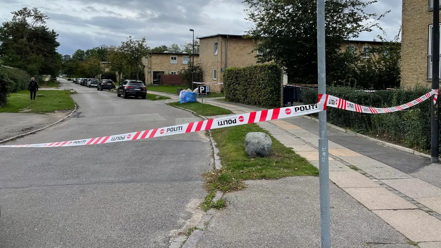 Politiet har afspærret et område af vejen, hvor knivstikket er foregået.