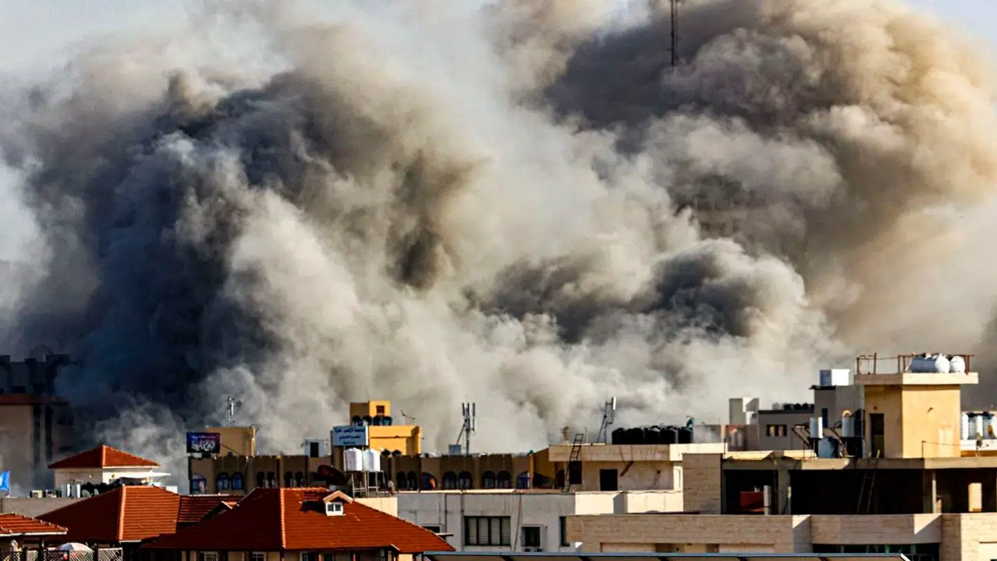 Røgfane over Gaza by lørdag efter et israelsk luftangreb.