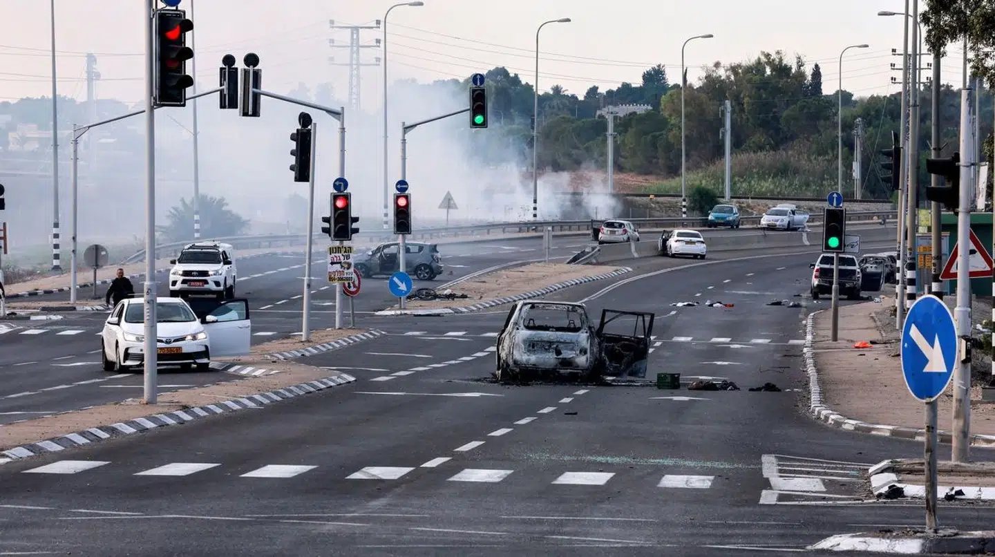 En vej med afbrændte biler efter Hamas' angreb på Israel. Der findes talrige billeder med dræbte civile. B.T. har valgt ikke at bringe de meget grafiske billeder af de dræbte.