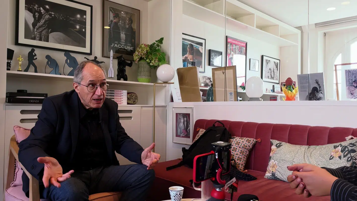 B.T. mødte chefredaktøren i et presserum, fordi redaktionen arbejder på en hemmelig adresse med politibeskyttelse efter angrebet for 8 år siden.