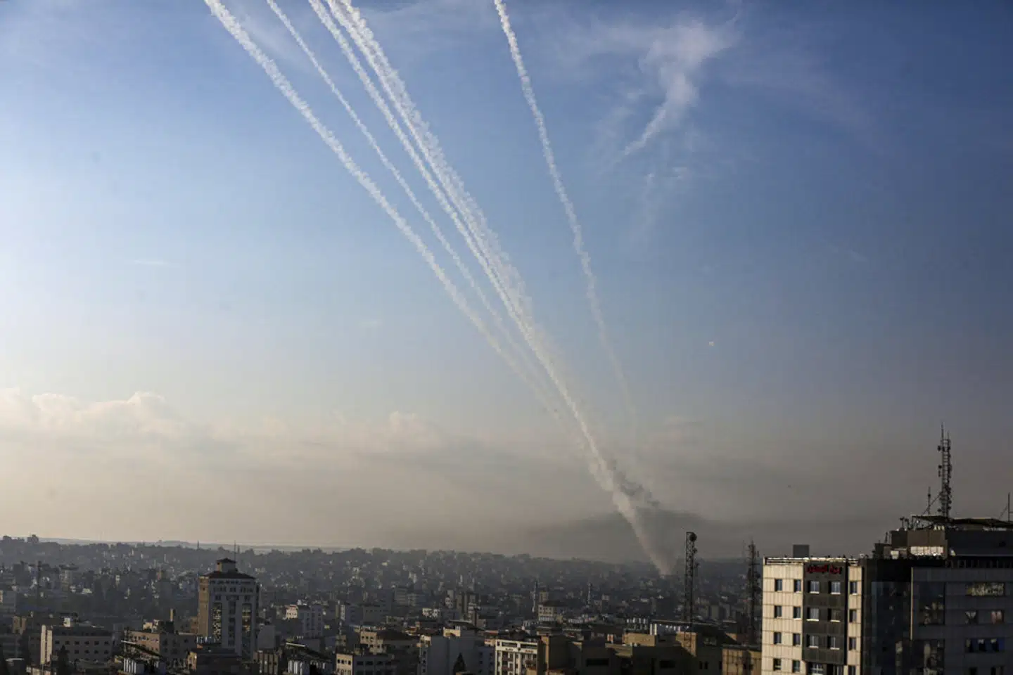 Røgstriber efter raketter, der lørdag morgen affyres fra Gaza By mod Israel. Ifølge det regerende islamistiske Hamas blev der affyret 5000 raketter mod Israel.