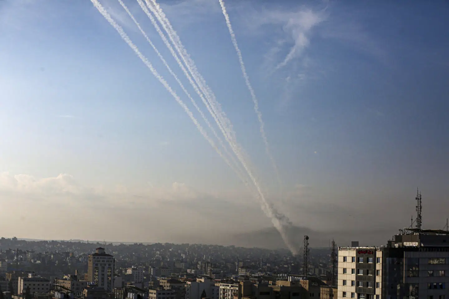 Røgstriber efter raketter, der lørdag morgen affyres fra Gaza By mod Israel. Ifølge det regerende islamistiske Hamas blev der affyret 5000 raketter mod Israel.