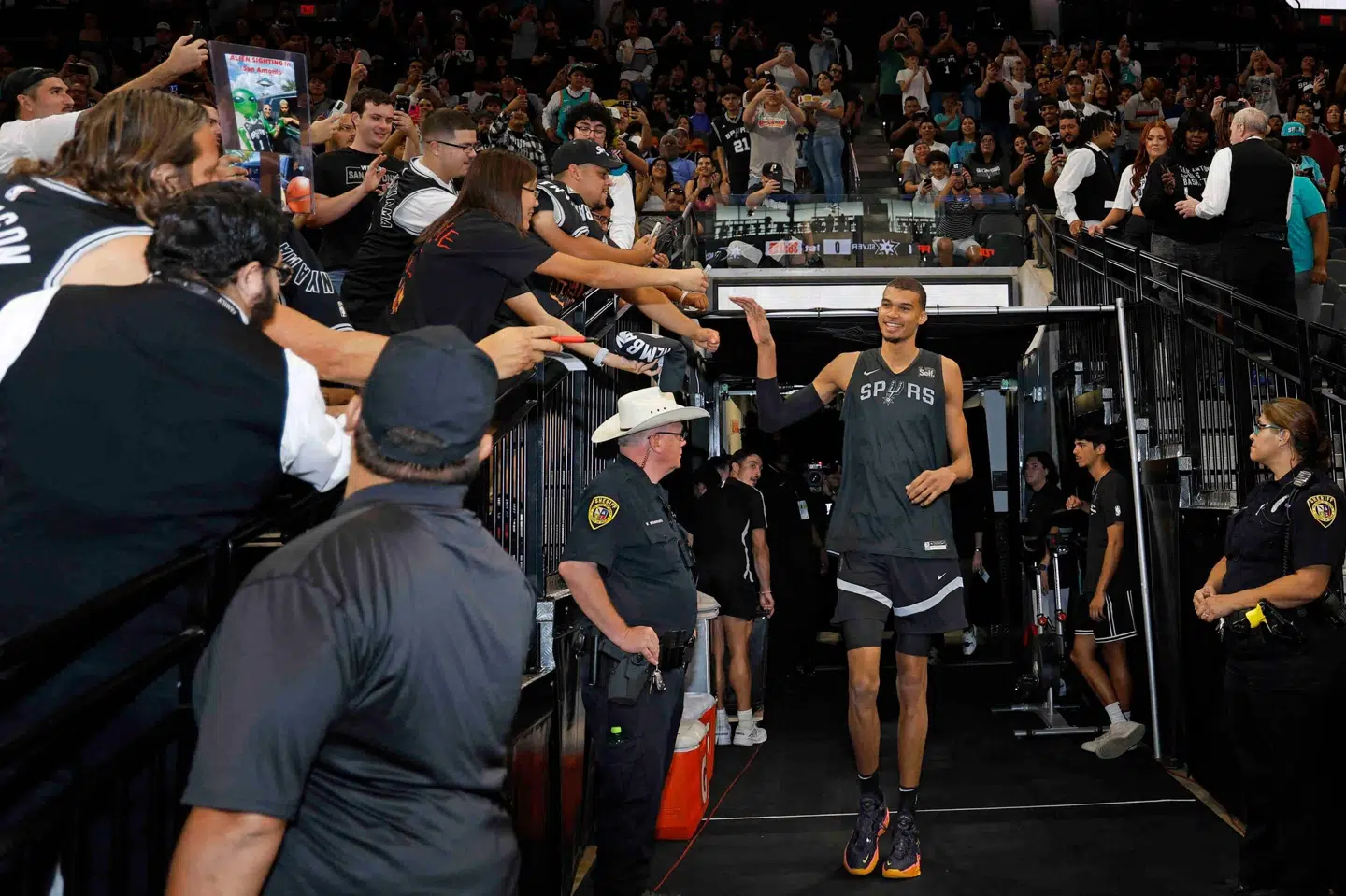 Victor Wembanyama blev tiljublet af mere end 13.000 fans i Frost Bank Center i San Antonio, da han og holdkammeraterne spillede en intern træningskamp.