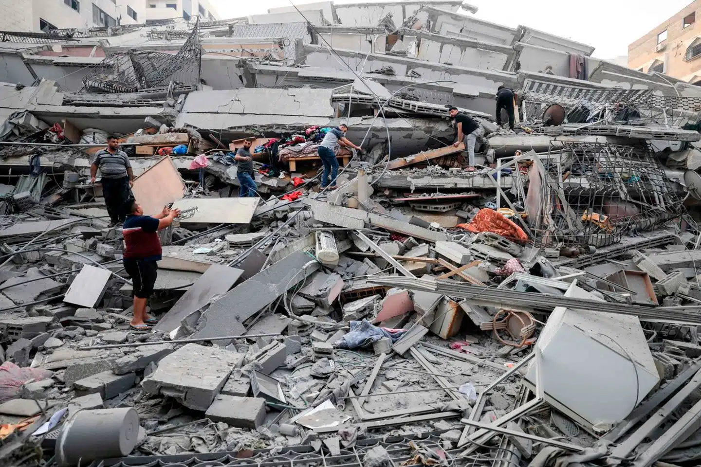 Krig ser voldsomt ud. Som her i Gaza City, hvor et israelsk luftmissil har slået ned. Og netop billeder som dette kan risikere at påvirke Israels forhold til sine allierede i Mellemøsten, så Israel igen bliver en enlig ø.