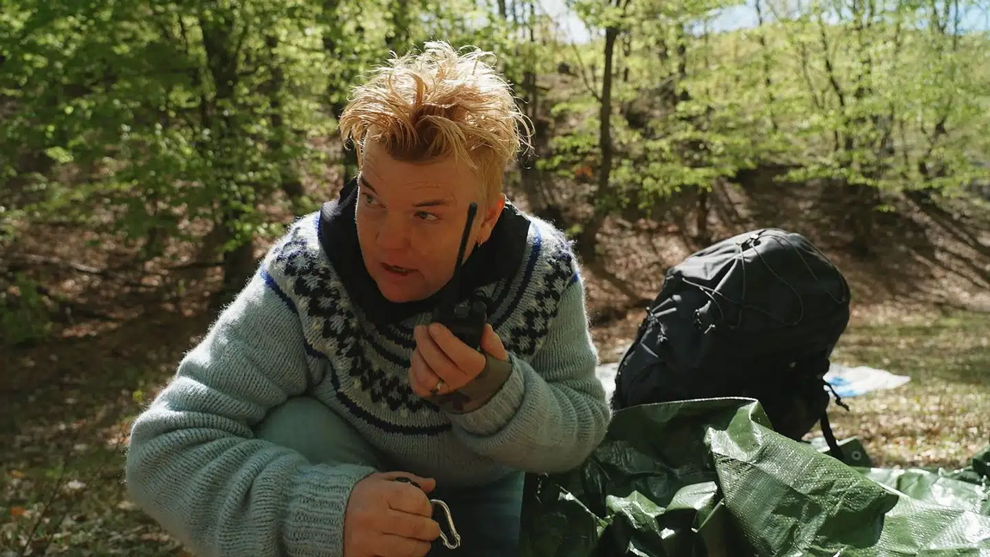 Hanne er benhård til at bygge shelter, men der går ikke lang tid, så græder hun over savnet til sine børn i TV2s »Flokken«.