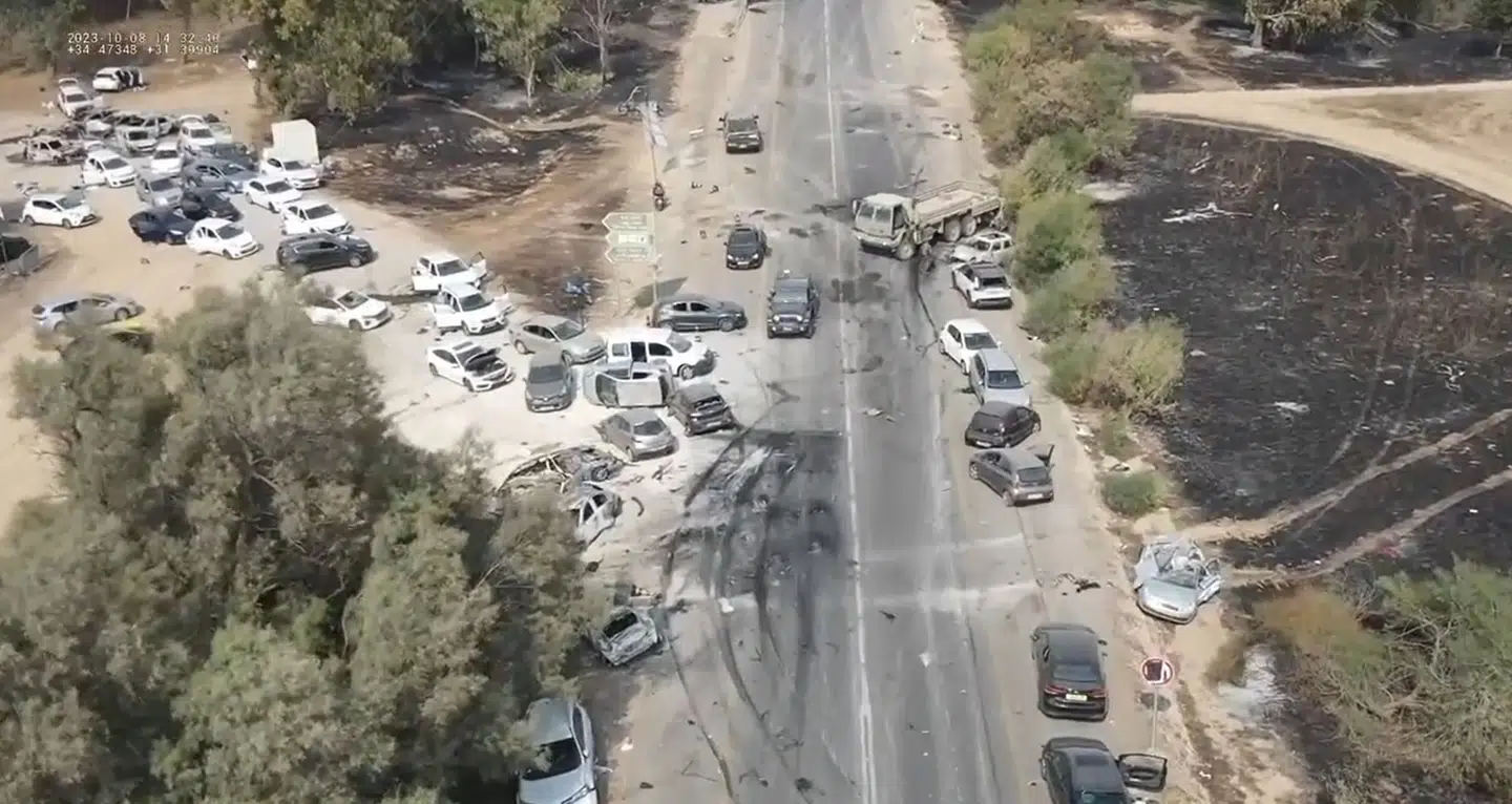 Efterladte og ødelagte biler efter angrebet.