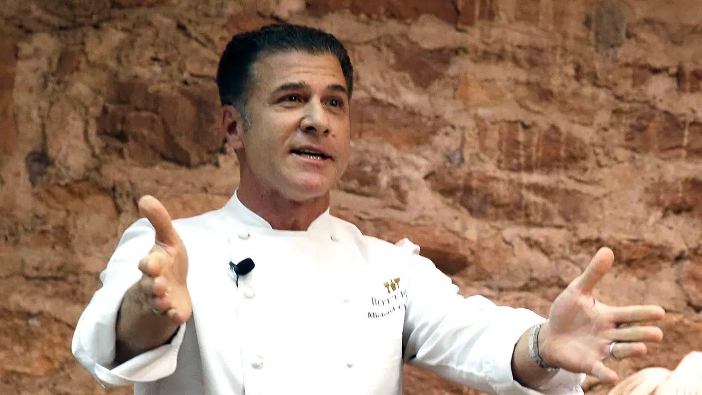 Kokken Michael Chiarello er gået bort som 61-årig efter længere behandling af en allergisk reaktion.