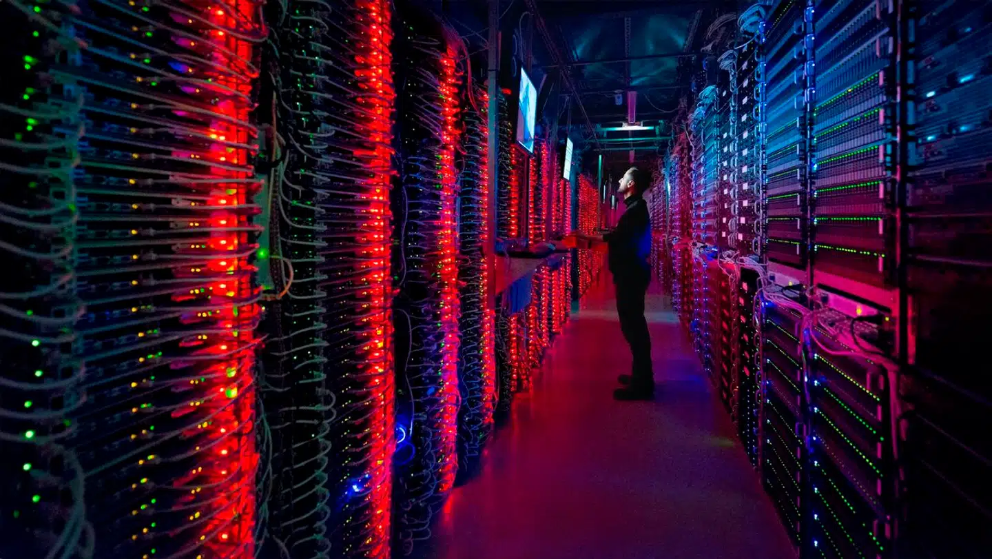 Det er i de store datacentre, at tusinder af højtydende computere over internetforbindelsen sørger for, at man kan gemme dokumenter og billeder, streame musik og film, køre computerprogrammer uden at have dem installeret selv og meget mere. Men konkurrencen på området ser ikke god ud, mener myndigheder i flere lande.