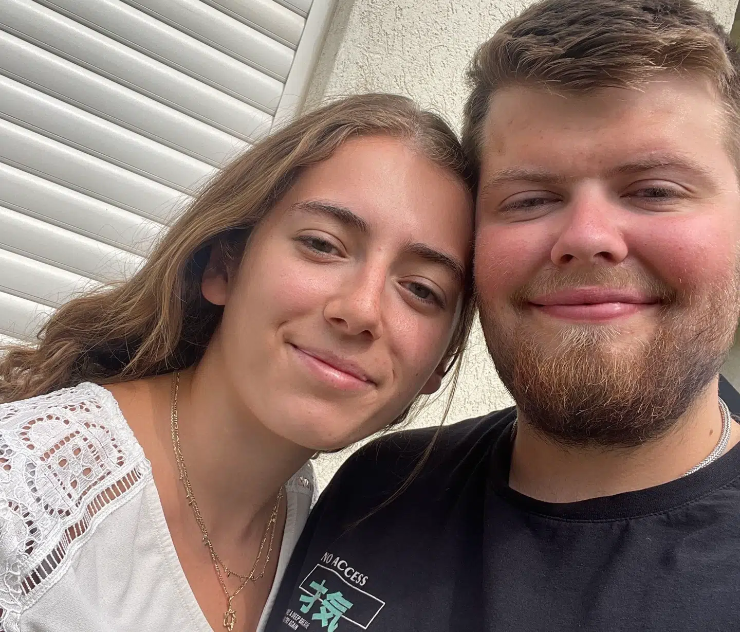 Nellie Beyer og Oliver de Linde Henriksen, begge 22 år, er fanget i Israel.