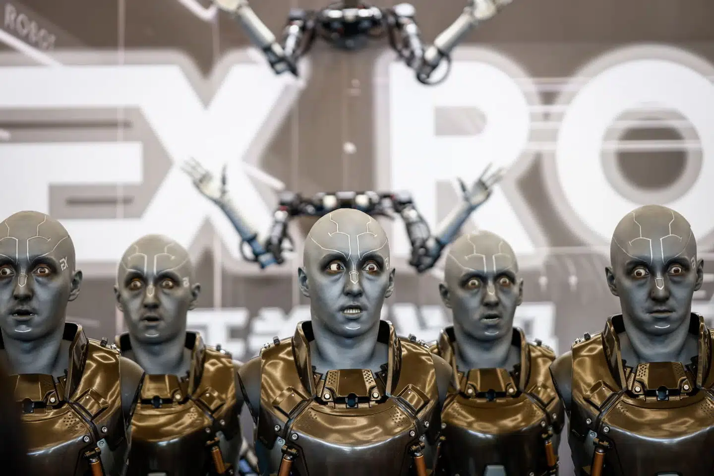 Vi skal »bruge teknologien klogt til at fylde de huller, som ikke behøver at blive udført af mennesker med empati og faglighed. De praktiske og rutineprægede opgaver,« skriver Morten Bødskov og Mette Kierkgaard. På billedet efterligner robotter ansigtsudtryk på en teknologikonference i Beijing i august i år.