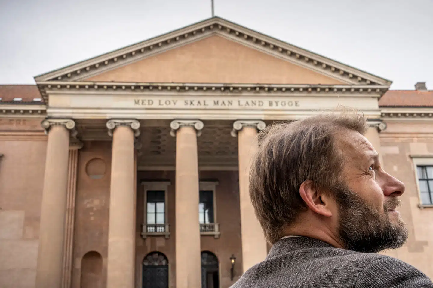 Dennis Nørmark. Antropolog, forfatter og foredragsholder. Han har skrevet en ny bog om, at vores liv aldrig har været så regulerede og administrerede som i dag. Vi tror, vi er frie, men vi har reelt ikke meget frihed.