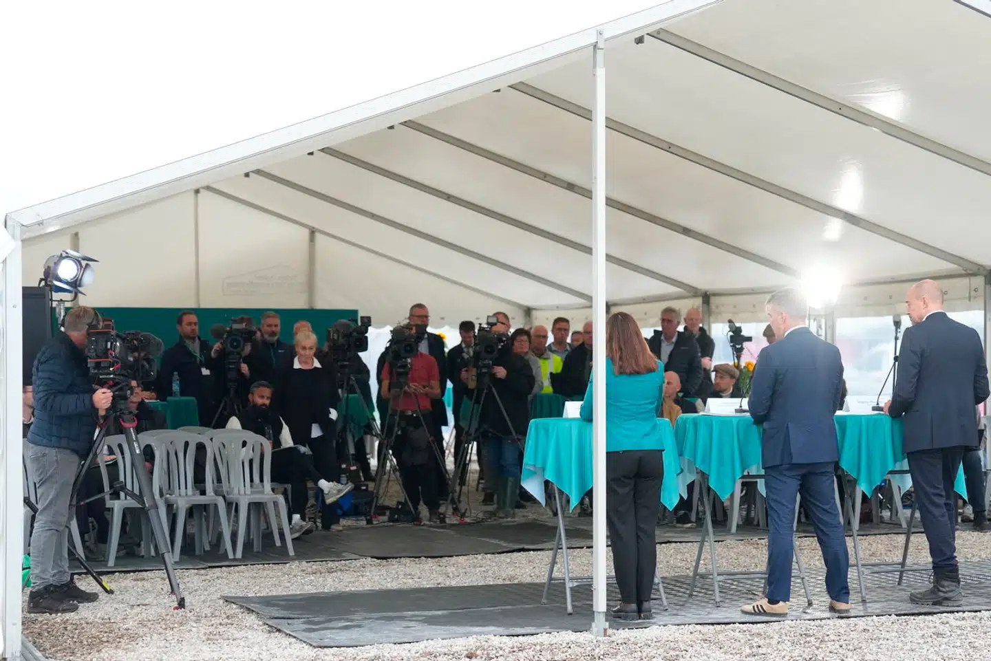 På en mark i Vejen Kommune præsenterede tre ministre fra SVM-regeringen mandag et længe ventet udspil om energiparker.