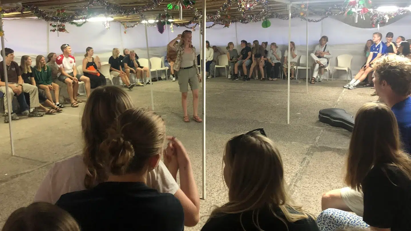 69 højskoleelever og tre lærere befinder sig i skrivende stund i Israel. Man håber, at de kan komme på et fly hjem til Danmark klokken 16 tirsdag lokal tid.