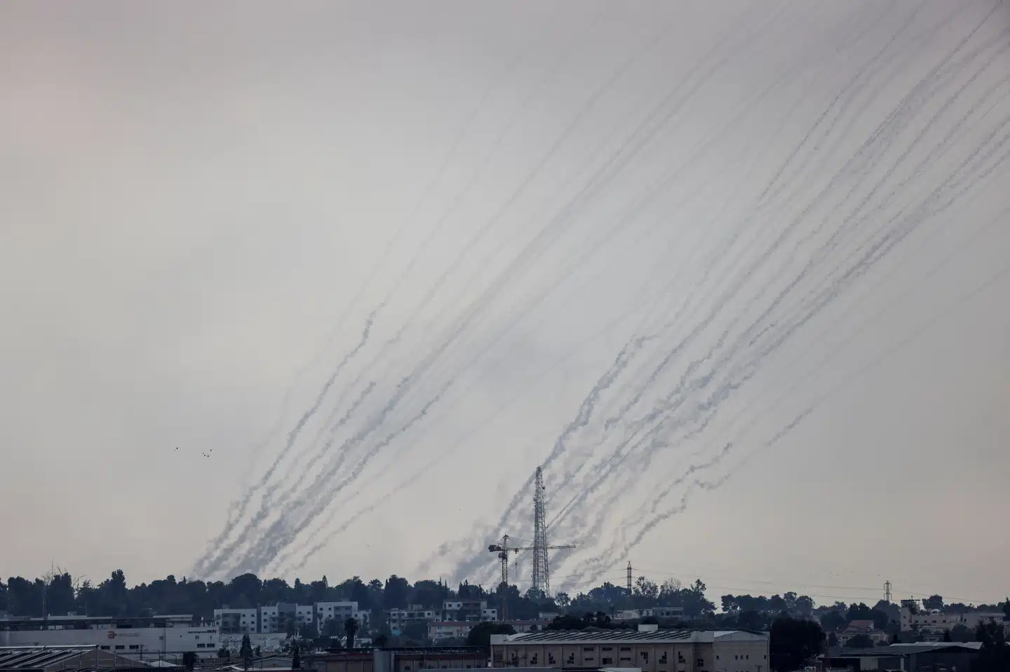 Hamas' blodige angreb mod hundredvis af israelere har fået Israel til at svare tilbage med omfattende luftangreb i Gaza.