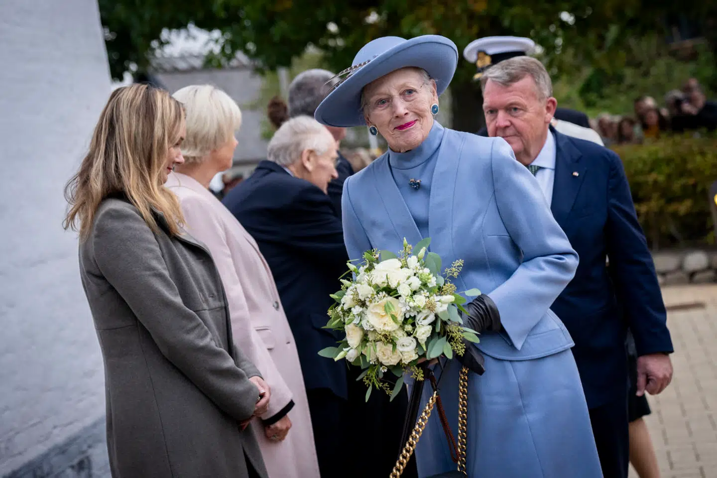 Dronning Margrethe og udenrigsminster Lars Løkke Rasmussen ankom sammen til mindeceremoni i Gilleleje Kirke, mandag den 9. oktober 2023. Ceremonien mindes jødernes flugt fra Danmark til Sverige under 2. verdenskrig. I ceremonien deltog blandt andre dronningen, udenrigsministeren samt repræsentanter fra Det Jødiske Samfund.