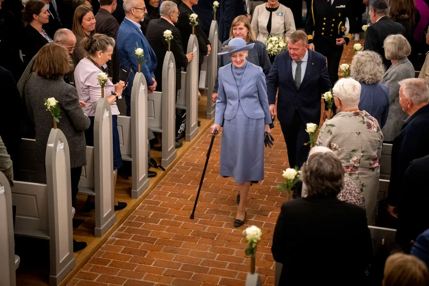 Dronning Margrethe og udenrigsminster Lars Løkke Rasmussen forlader mindeceremonien i Gilleleje Kirke, mandag den 9. oktober 2023. Ceremonien mindes jødernes flugt fra Danmark til Sverige under 2. verdenskrig. I ceremonien deltog blandt andre dronningen, udenrigsministeren samt repræsentanter fra Det Jødiske Samfund.