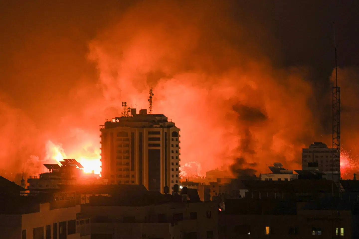 Israel har besvaret et blodigt Hamas-angreb med at sende bombardementer ind over Gaza.