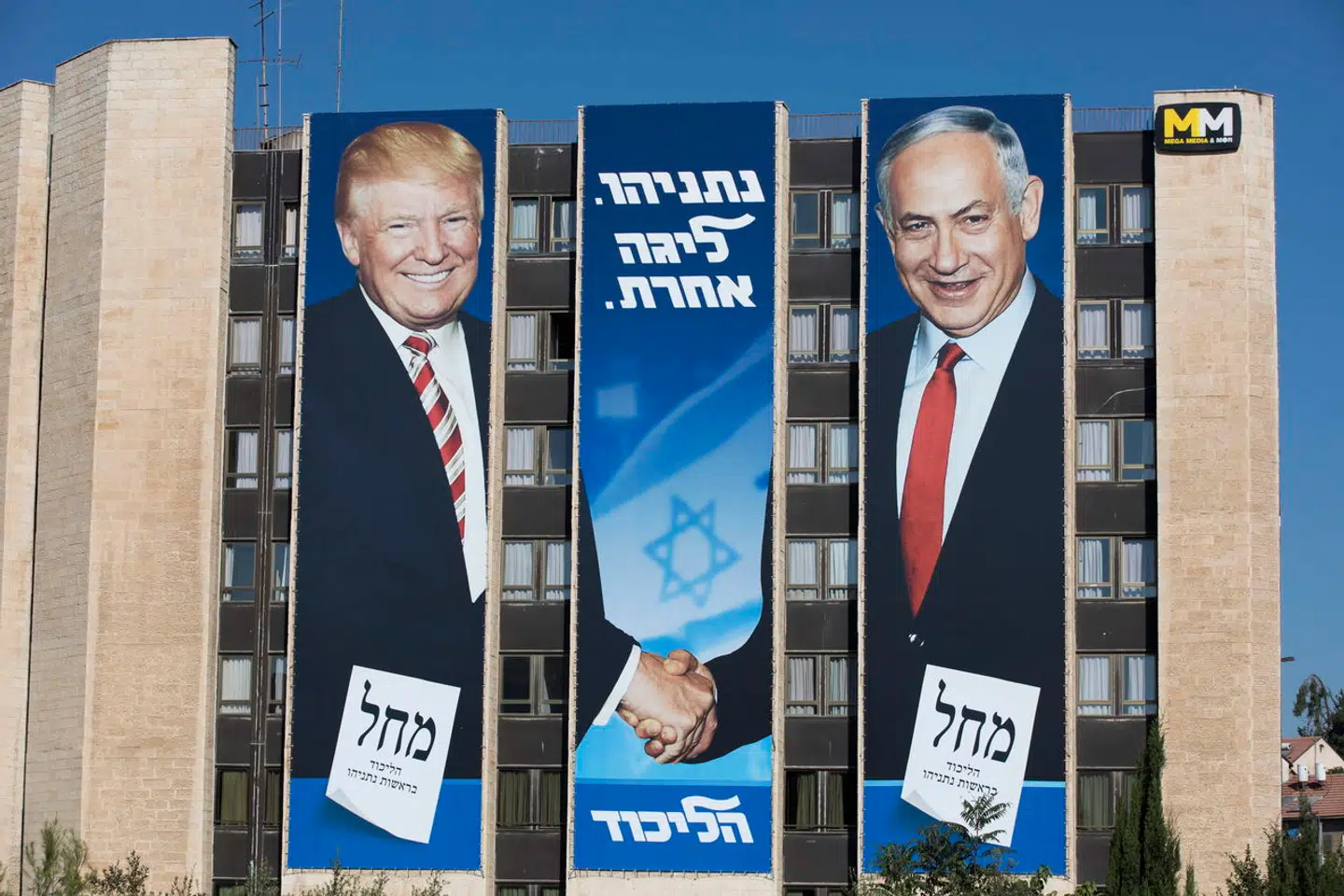 Netanyahu brugte sit tætte forhold til Donald Trump i sin valgkampagne. Nu mener Trump, at Bidens regering har hjulpet Hamas.