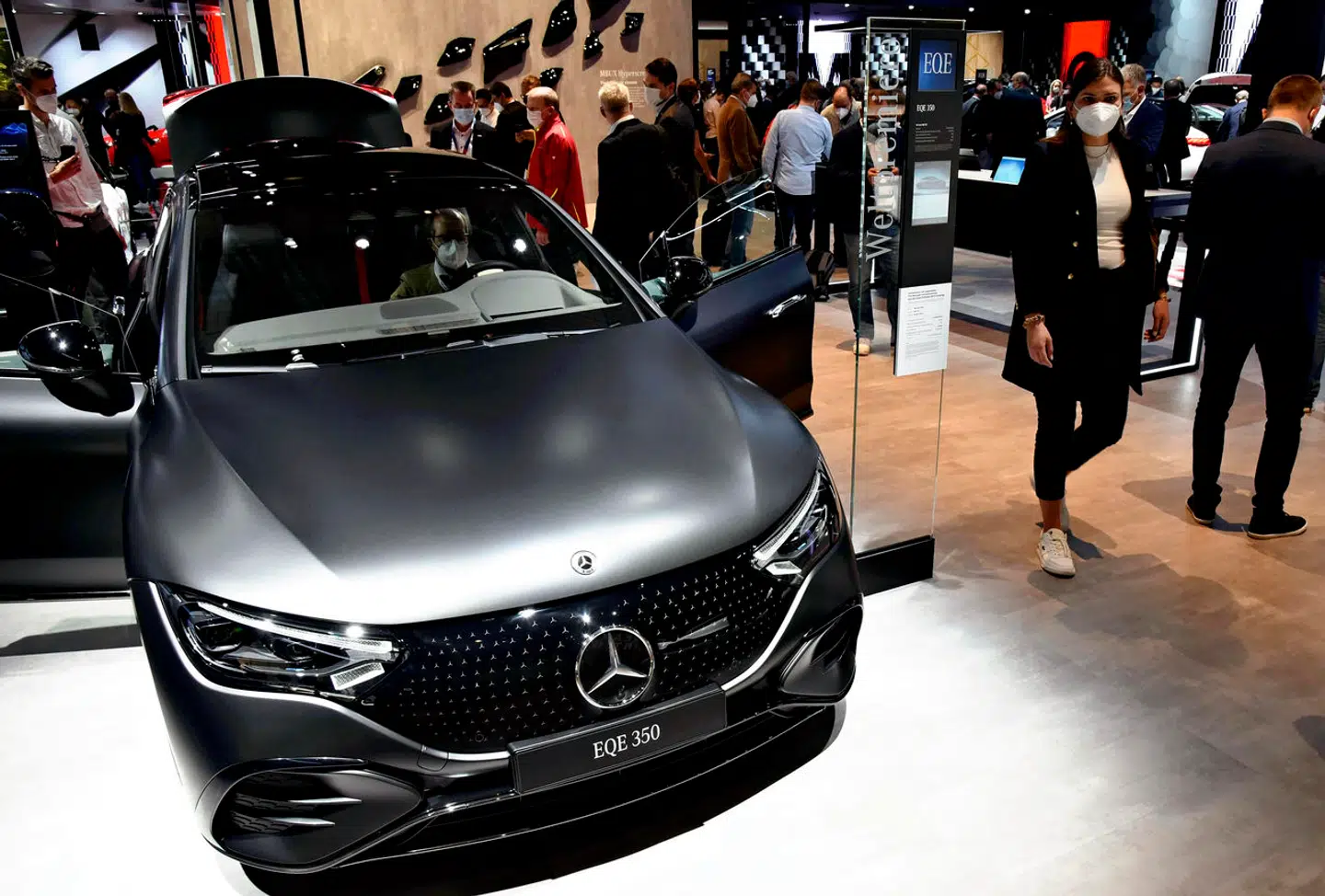 Sådan ser den ud som spritny, en Mercedes EQE 350 på en biludstilling i München i det sydlige Tyskland. Elbilen, som kan køre op til 660 kilometer på en opladning, hører til i den dyre ende, men den er blevet markant billigere at købe herhjemme i løbet af året.