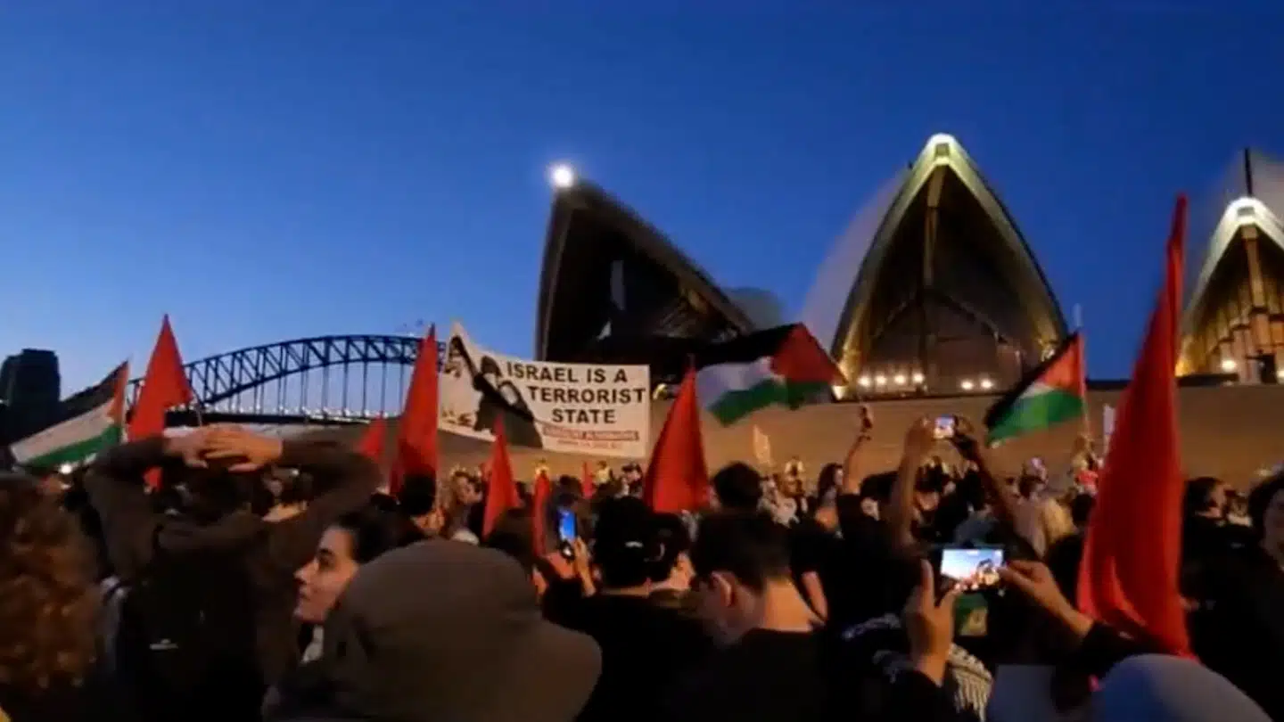 Ved en propalæstinensisk demonstration i Sydney blev der flere gange råbt anti-semitiske udsagn fra den fremmødte folkemængde. Video: Privatoptagelse. Redigering: Frederikke Borg Højfeldt