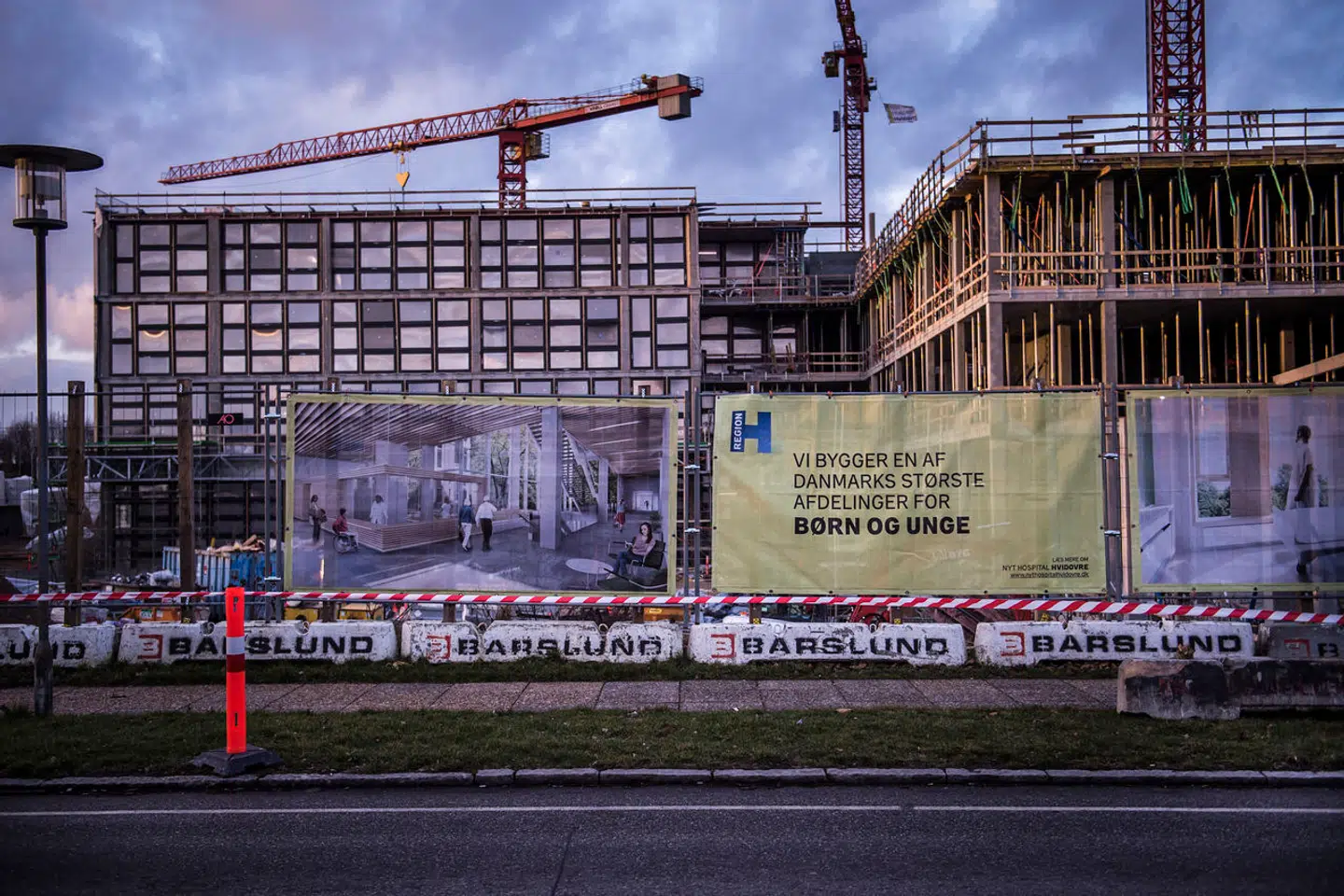Hvidovre-projektet, som har en totalramme på 1,8 milliarder kroner, skal bane vej for, at hospitalet udbygges med en ny akutmodtagelse, et barselafsnit, en børneafdeling med neonatalafsnit samt en hjerteafdeling fordelt på 244 ensengsstuer. Nu må indflytningen udskydes