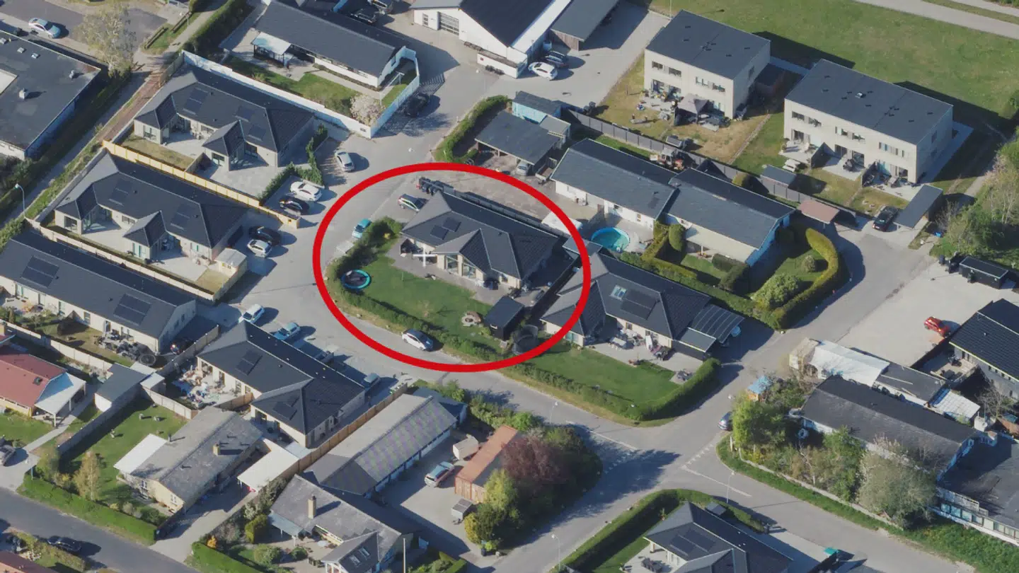 Michael Fjordholt bor på adressen Riskær 11, Smørum – markeret på billedet med rød ring.