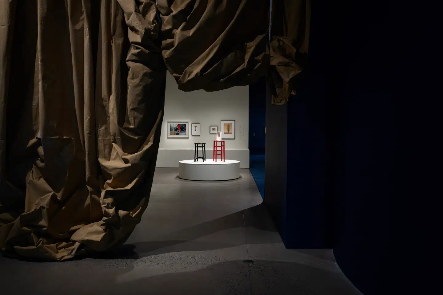 Stemningsfulde draperier og mystiske mesterværker udgør udstillingens afskedshilsen. Man har straks lyst til at gå tilbage til begyndelsen.