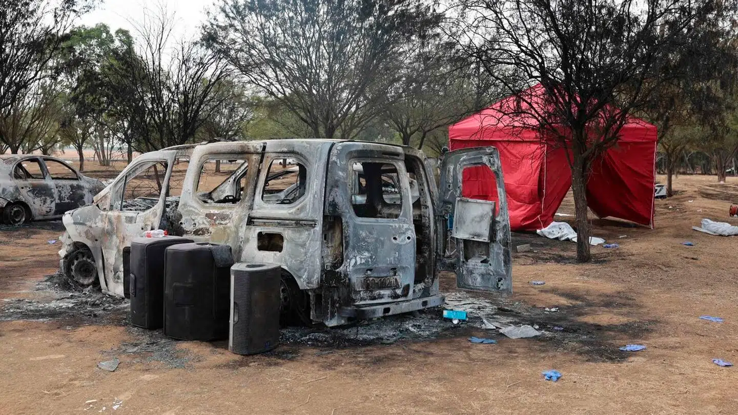 En udbrændt bil ved festivalen i det sydlige Israel når Gaza.