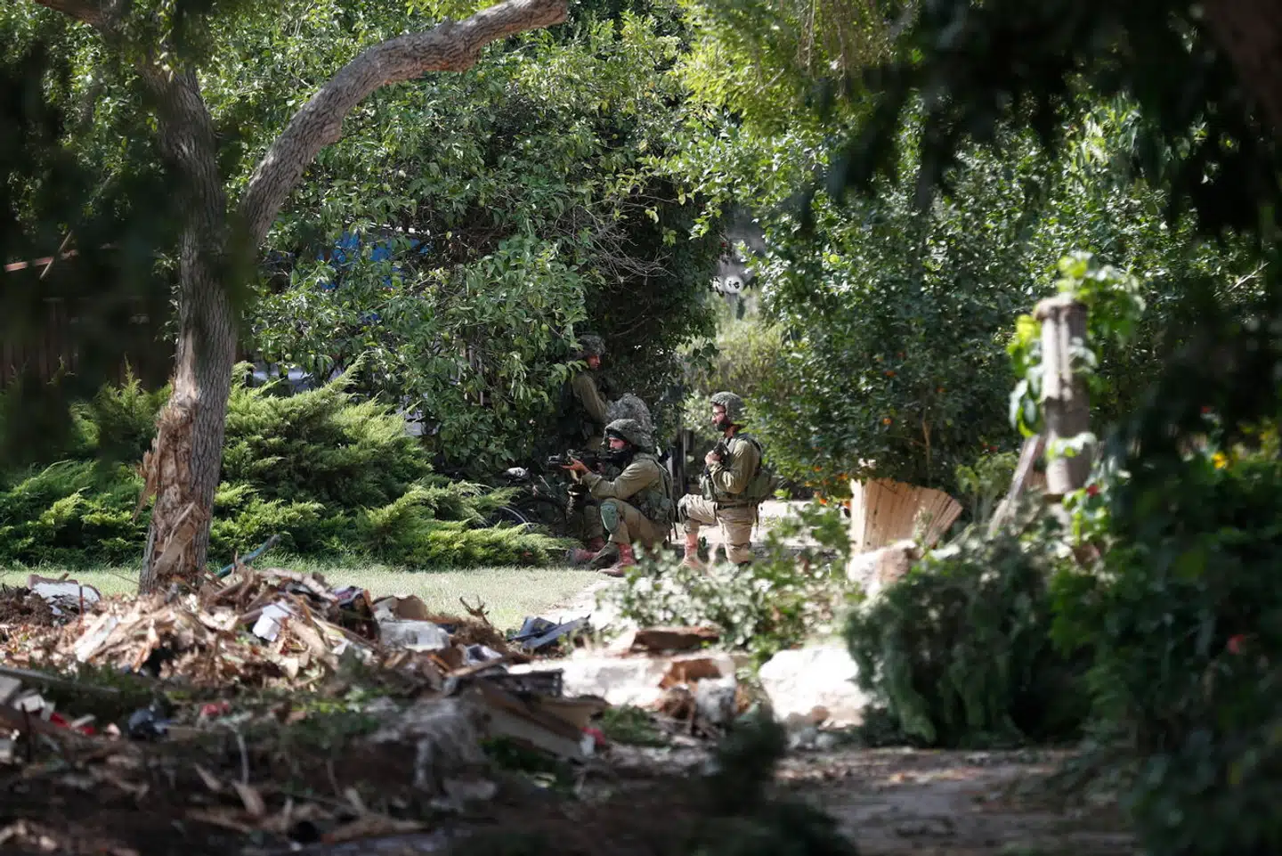 Det tog fire timer, før de israelske styrker nåede frem til Nir Am. Imens holdt de lokale Hamas i skak. Her ses politiet ved Kfar Aza.
