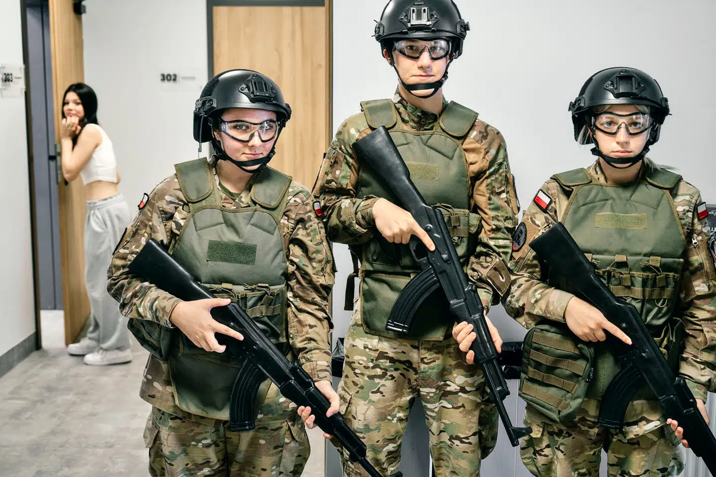 De er almindelige gymnasieelever. Men én dag om ugen står der militær på skemaet. Så trækker 16-årige Kalina (tv.), Krzysztof og Weronika i uniform og gør klar til kamp.