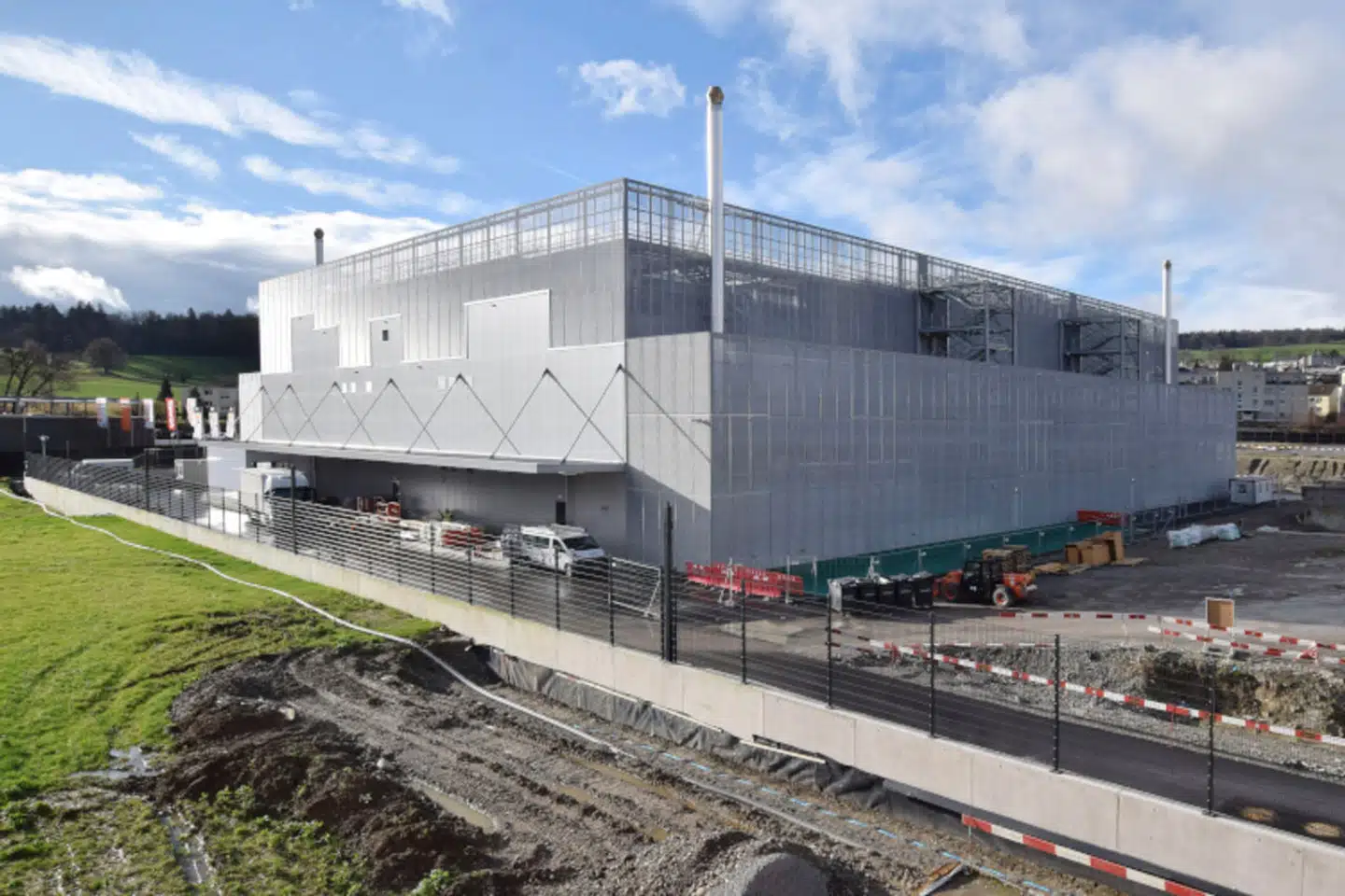 Det er store datacentre som dette i Zürich, der huser de mange, mange servere, som lægger computerkræfter til, at den kunstige intelligens bag blandt andet chatbotter som ChatGPT og Bard kan fungere. Det sluger enorme energimængder, mens arbejdet står på, og samtidig skal serverne køles af for at undgå, at de brænder sammen.