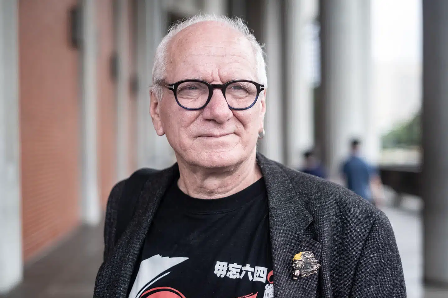 Han har lavet en skulptur til dronningen, udstillet i hele landet og kritiseret koranloven. Jens Galschiøt er en særdeles aktiv kunstner, og i udlandet har især én skulptur gjort ham kendt. Den har også forenet ham med et gammelt hadeobjekt.