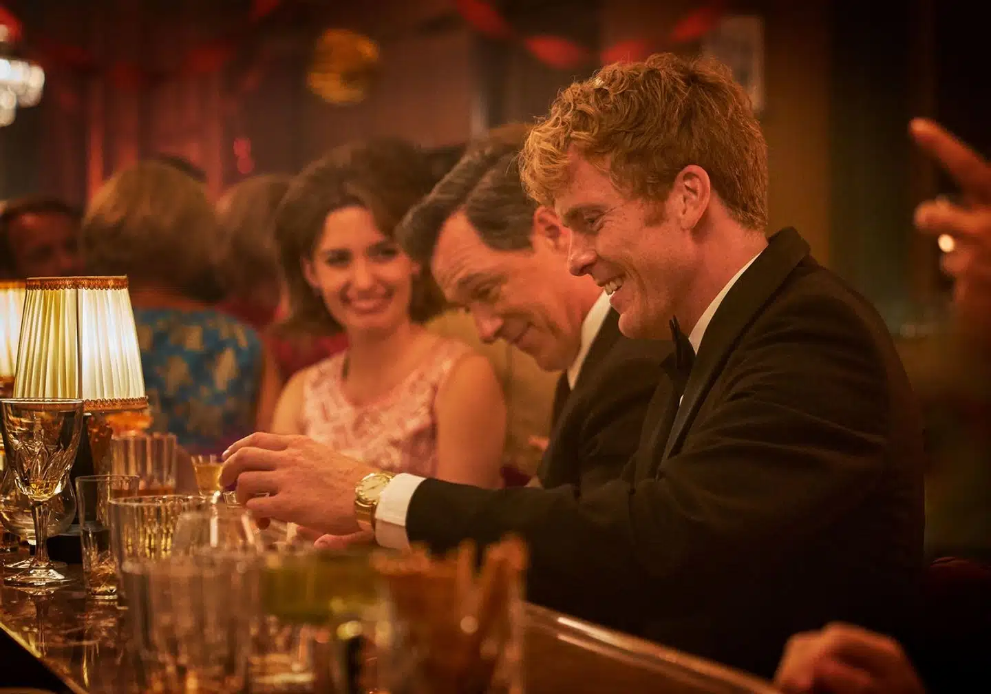 Aksel Byvang (Morten Hee Andersen) er tilbage i Grand Hotels bar i anden sæson af »Carmen Curlers«. Der skal gevaldigt mere strøm på spolerne, hvis serien skal komme ud af sit dødvande.