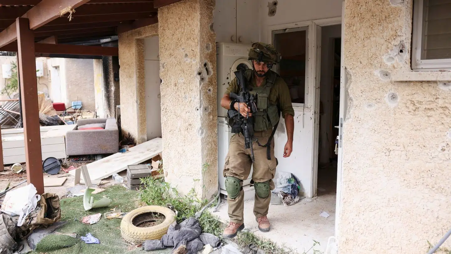 Israelske soldater har gennemsøgt alle huse i Kfar Aza.