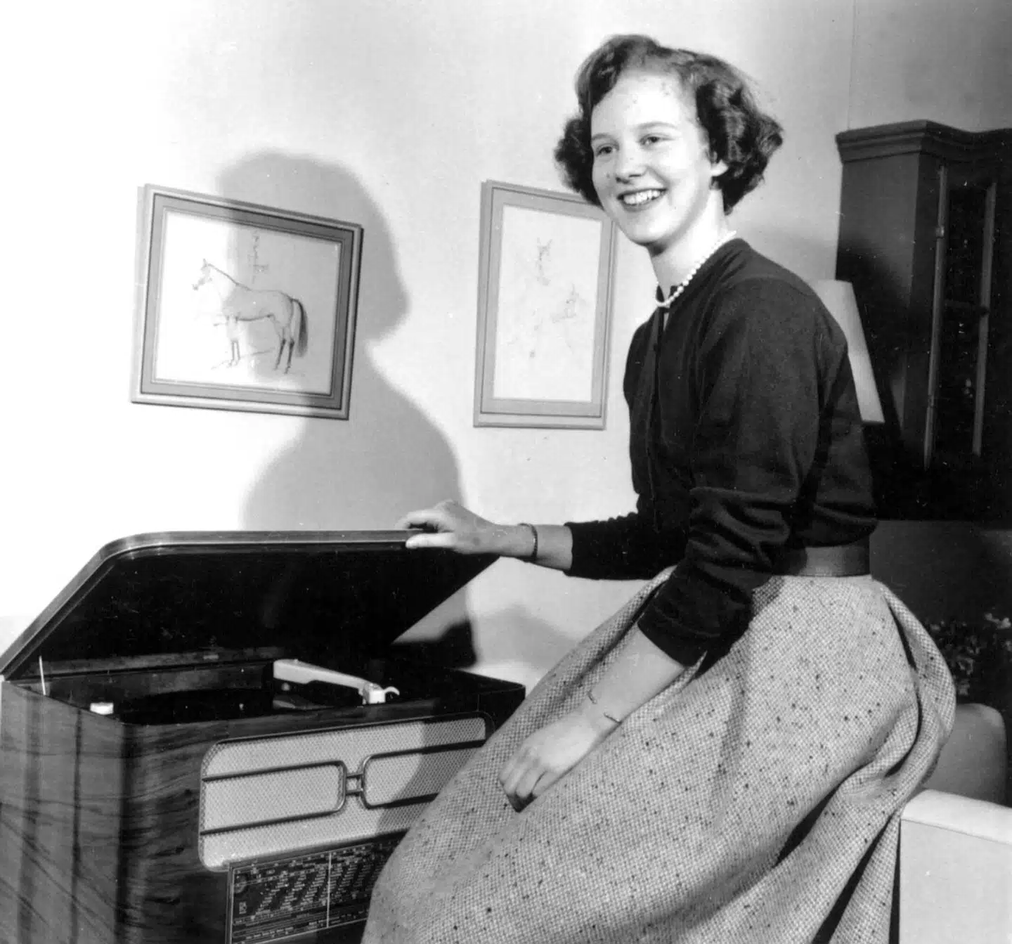 Den snart 18-årige prinsesse Margrethe ved sin grammofon i sin lejlighed på Amalienborg i marts 1958.