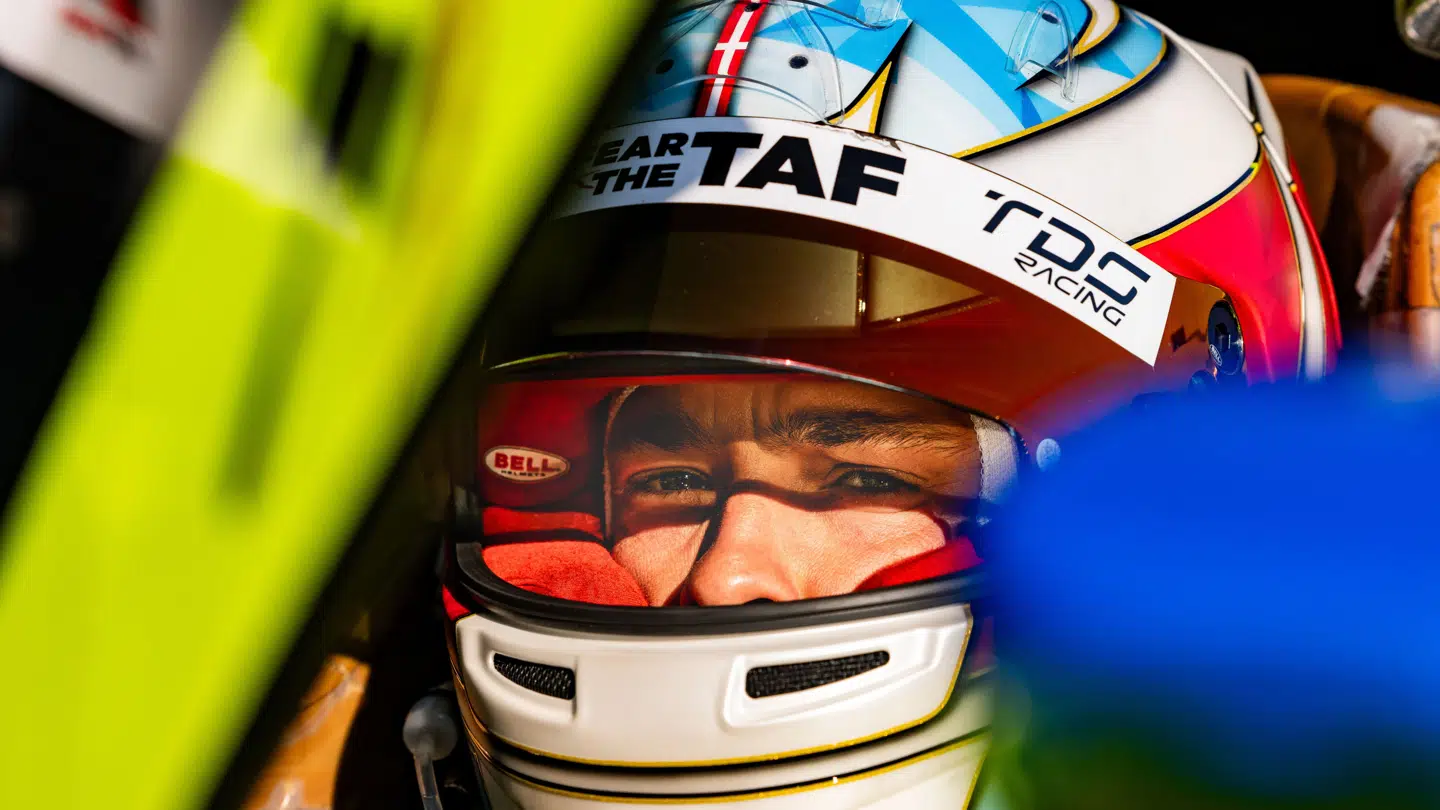 Mikkel Jensen er egentlig fabrikskører for bilgiganten Peugeot i VM-serien, men han bijobber for TDS i USA, hvor han fører mesterskabet inden sidste afdeling: ikoniske Petit Le Mans.