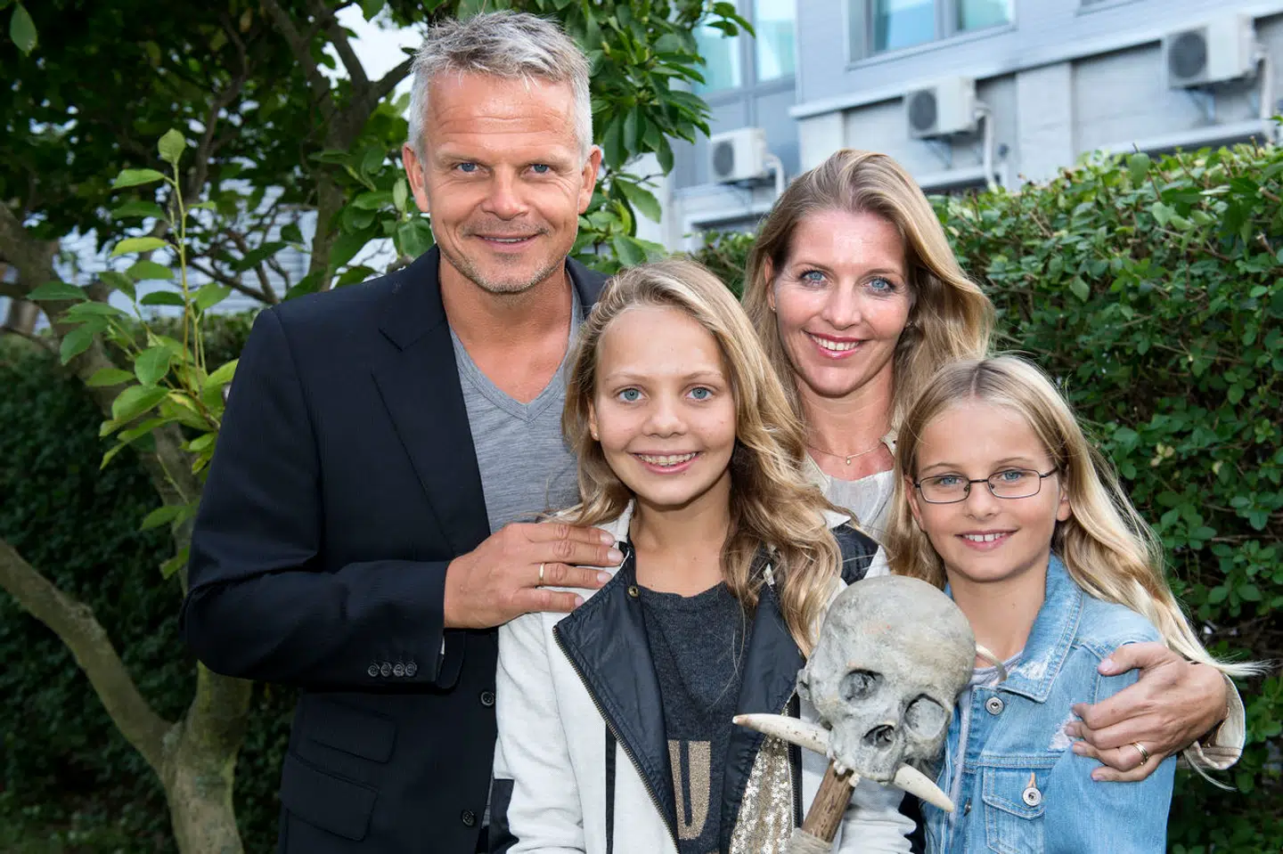 Jakob Kjeldbjergs far Evald Kjeldbjerg sov stille ind med sin familie omkring sig. Her ses 'Robinson'-værten med sin kone og to døtre, der nu har sagt farvel til deres farfar.